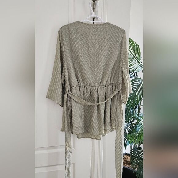 Nwt BloomChic Textured Wrap Top - Picture 2 of 3